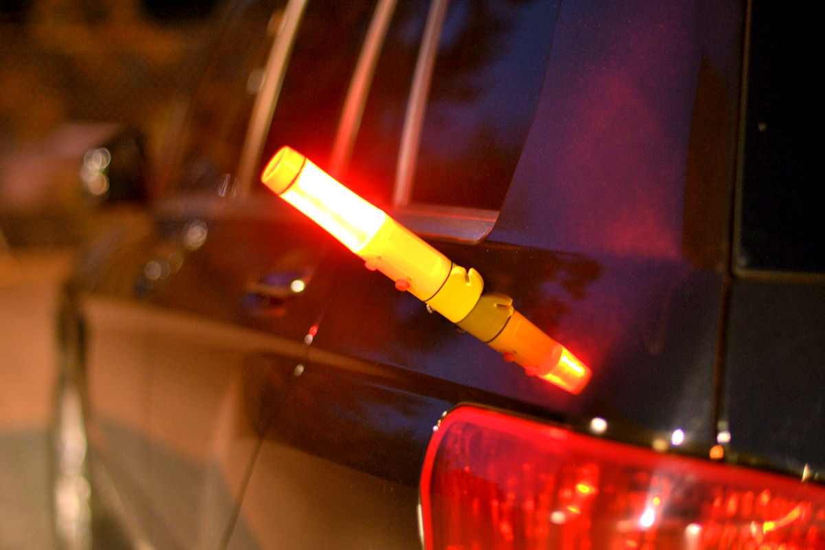 Q47C 4in1 Auto Werkzeug KFZ Notfallhammer Gurtschneider Taschenlampe  Blicklicht