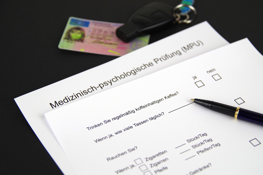 Fragebogen Medizinisch-psychologische Prfung MPU mit Fhrerschein und Autoschlssel