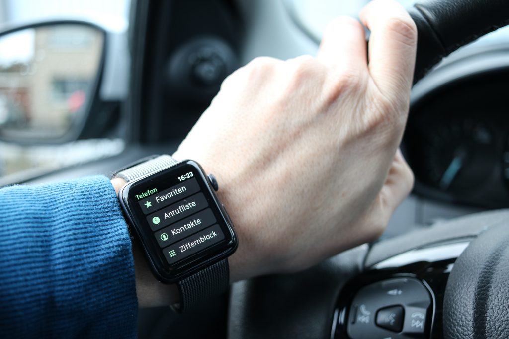 Kann ich einfach über meine Smartwatch im Auto telefonieren?