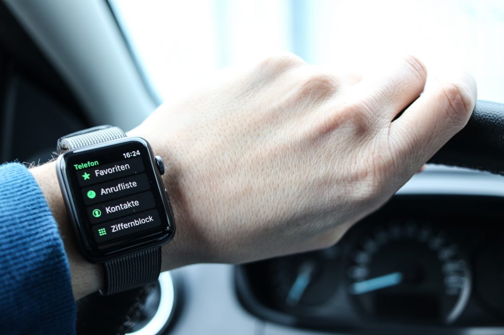 Kann ich einfach über meine Smartwatch im Auto telefonieren?