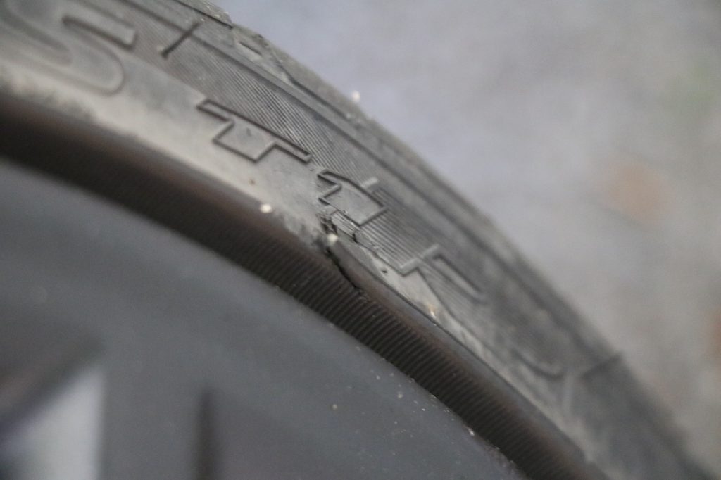 Bei der Reifenluftdruck-Kontrolle entdeckt man häufiger auch Mängel am Reifen!