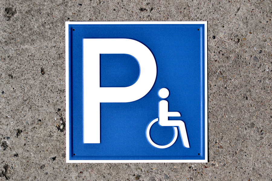 Parkplatz für Rollstuhlfahrer ✓ mi Kfz Kennzeichen geprägt